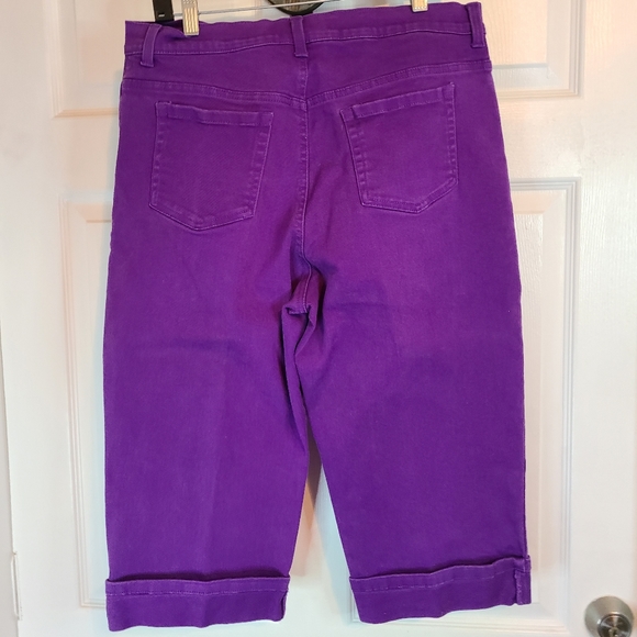(582) Gloria Vanderbilt Woman's Amanda Classic Capri's, Size: 16 Color: Purple - Picture 9 of 15